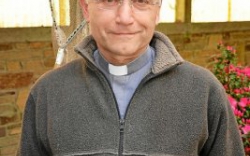 24le-pere-Gwenael_Mauray_recteur-de-la-basilique-sainte-anne_3900114_267x330p.jpg
